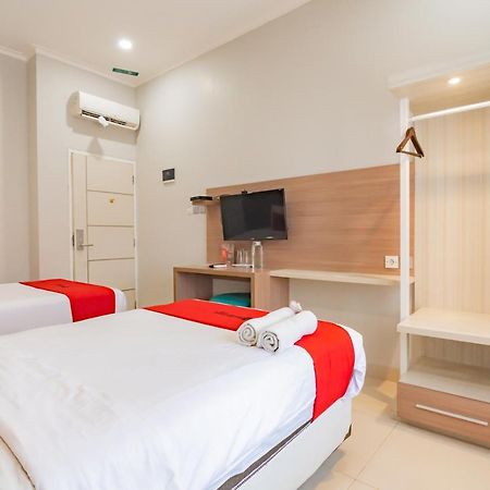 RedDoorz Plus @ Point Phila Cihampelas Bandung Exterior foto