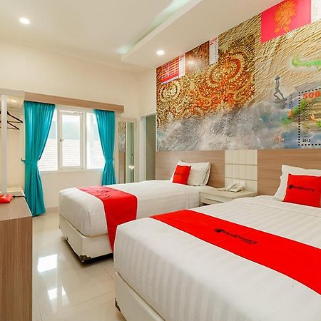 RedDoorz Plus @ Point Phila Cihampelas Bandung Exterior foto