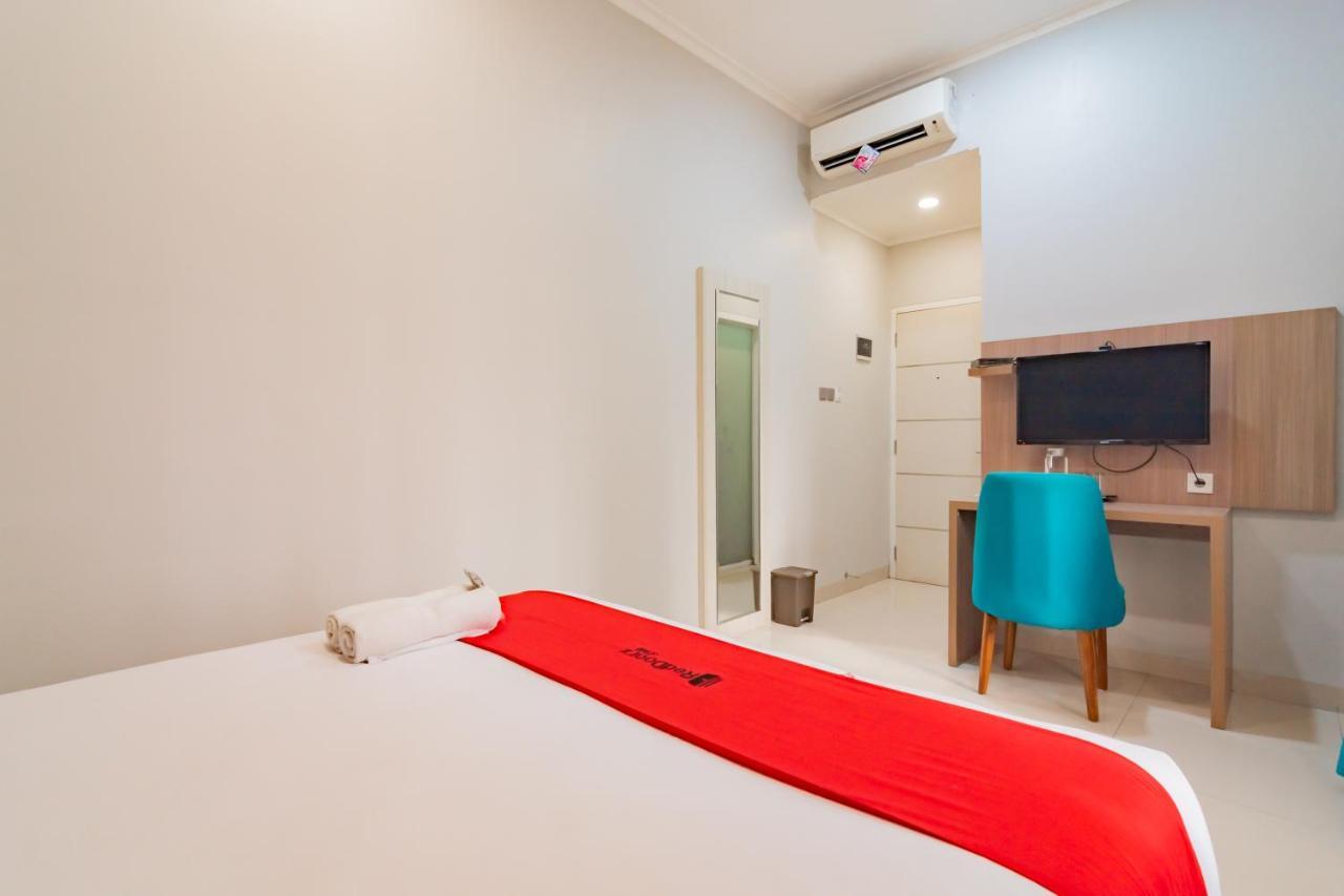 RedDoorz Plus @ Point Phila Cihampelas Bandung Exterior foto