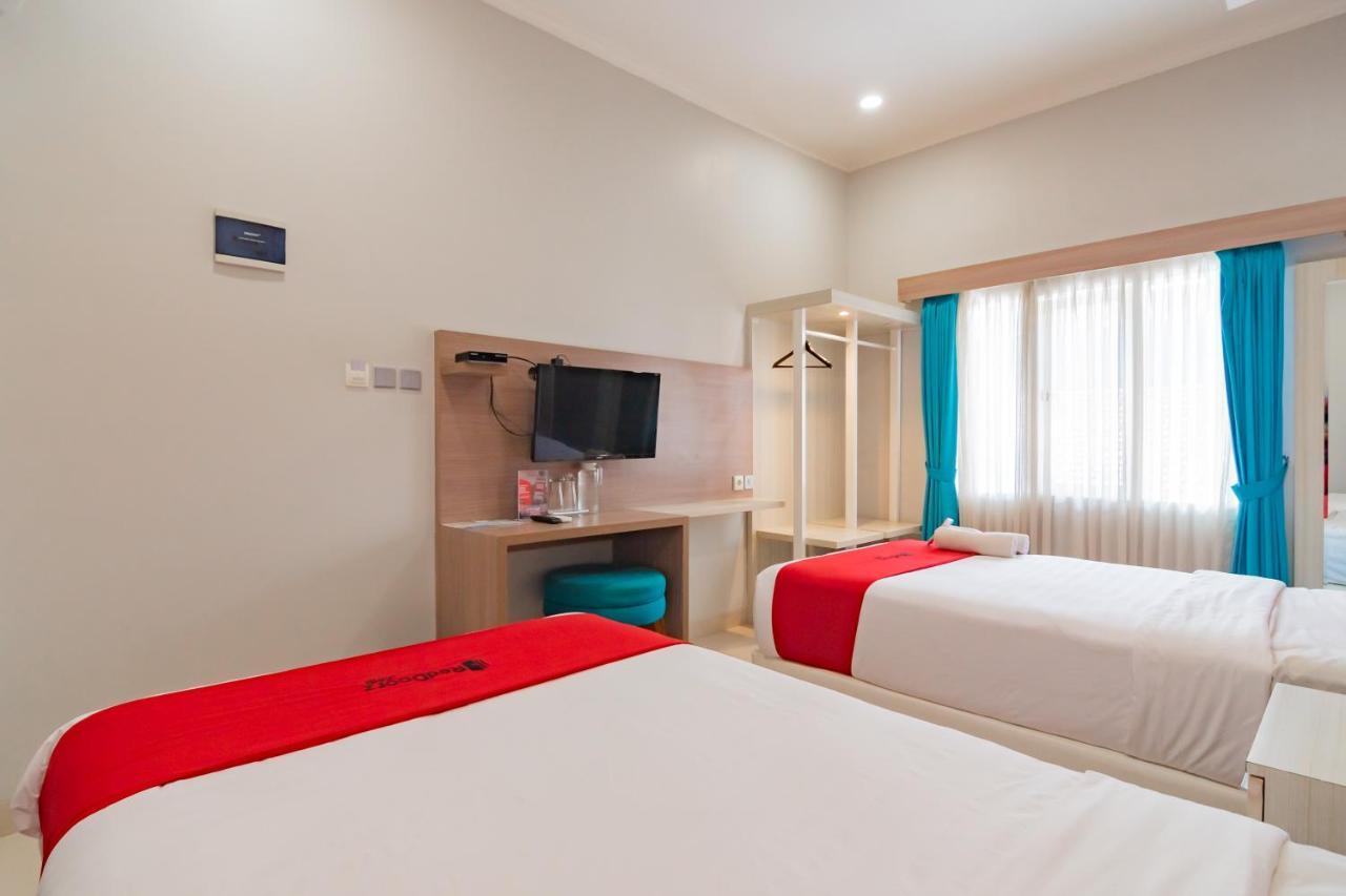 RedDoorz Plus @ Point Phila Cihampelas Bandung Exterior foto