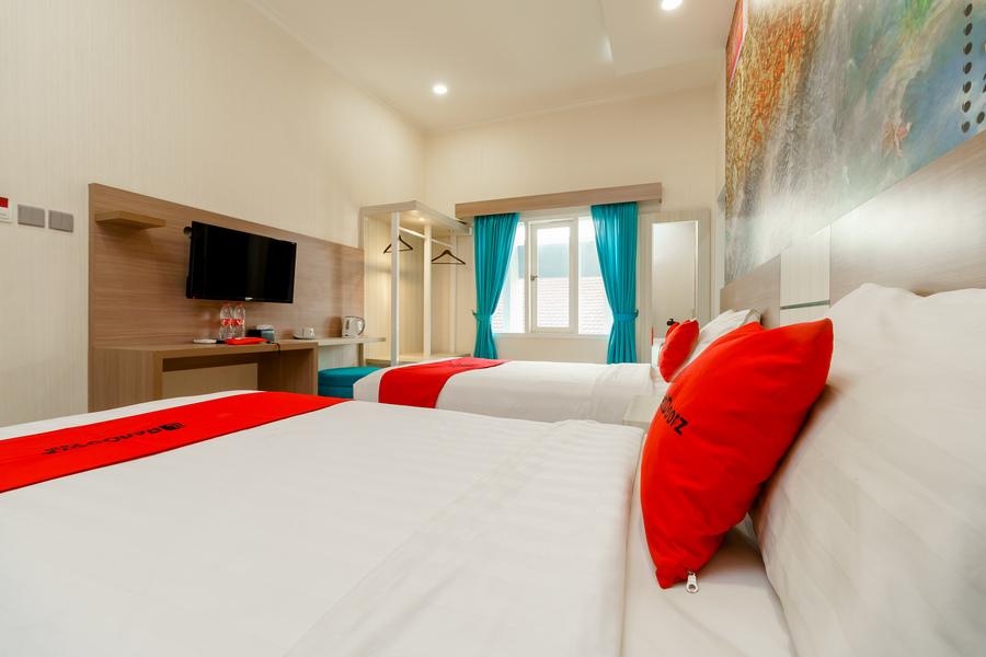 RedDoorz Plus @ Point Phila Cihampelas Bandung Exterior foto