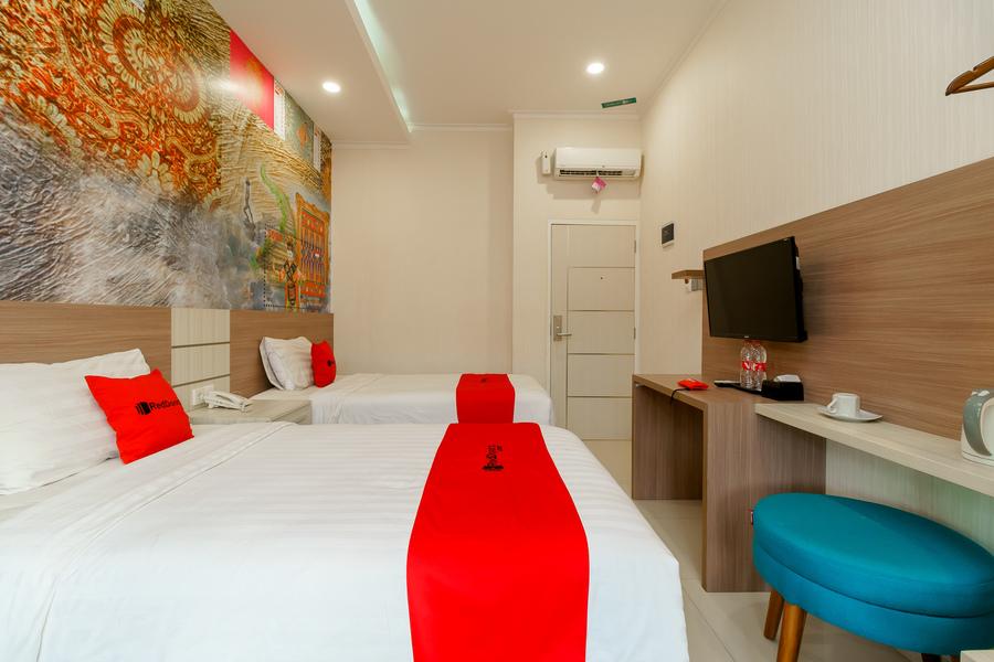RedDoorz Plus @ Point Phila Cihampelas Bandung Exterior foto