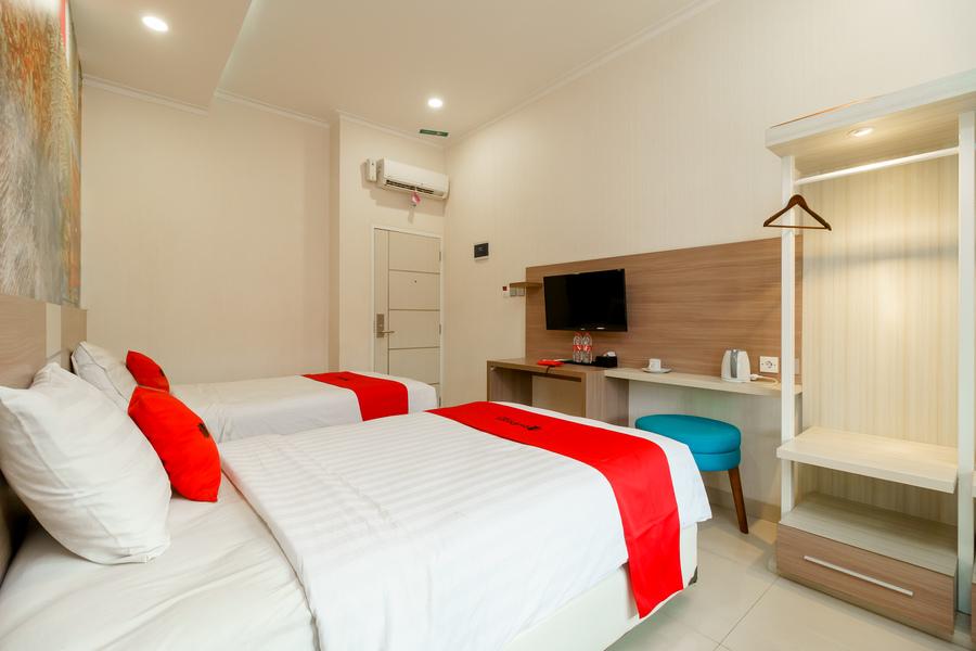 RedDoorz Plus @ Point Phila Cihampelas Bandung Exterior foto