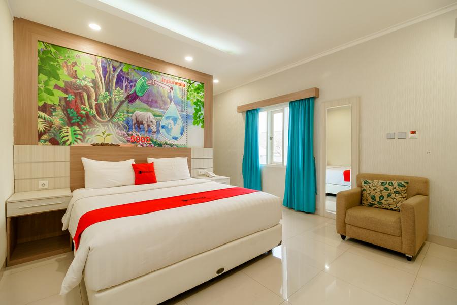 RedDoorz Plus @ Point Phila Cihampelas Bandung Exterior foto