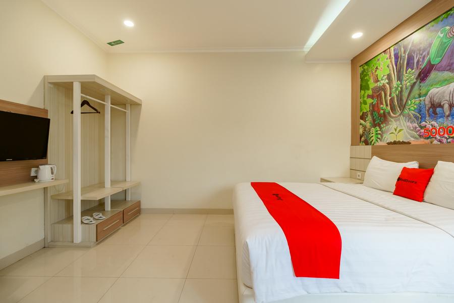 RedDoorz Plus @ Point Phila Cihampelas Bandung Exterior foto
