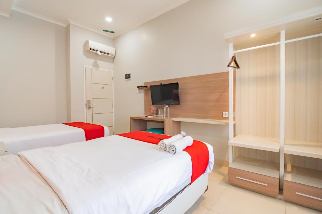 RedDoorz Plus @ Point Phila Cihampelas Bandung Exterior foto