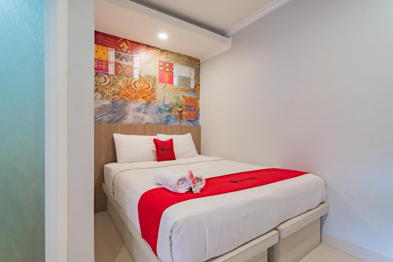 RedDoorz Plus @ Point Phila Cihampelas Bandung Exterior foto