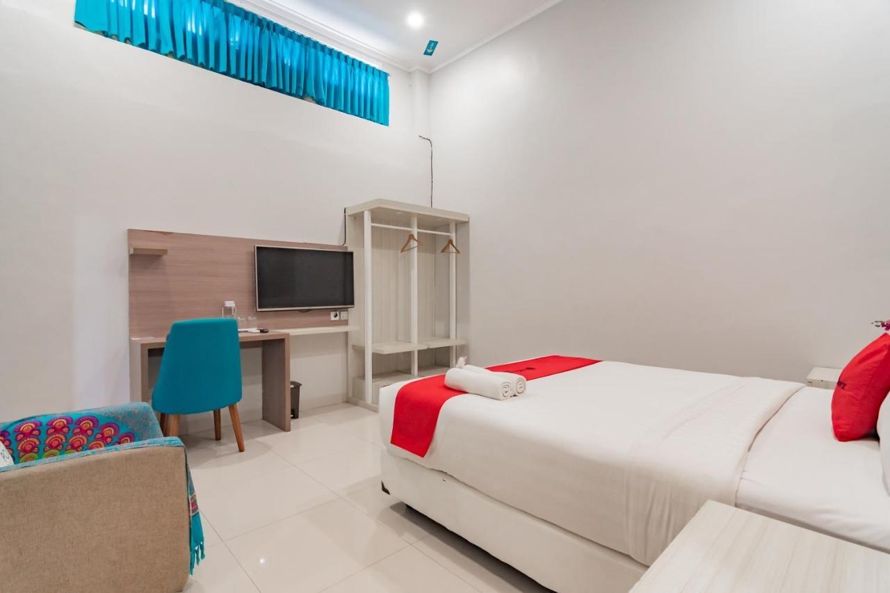 RedDoorz Plus @ Point Phila Cihampelas Bandung Exterior foto