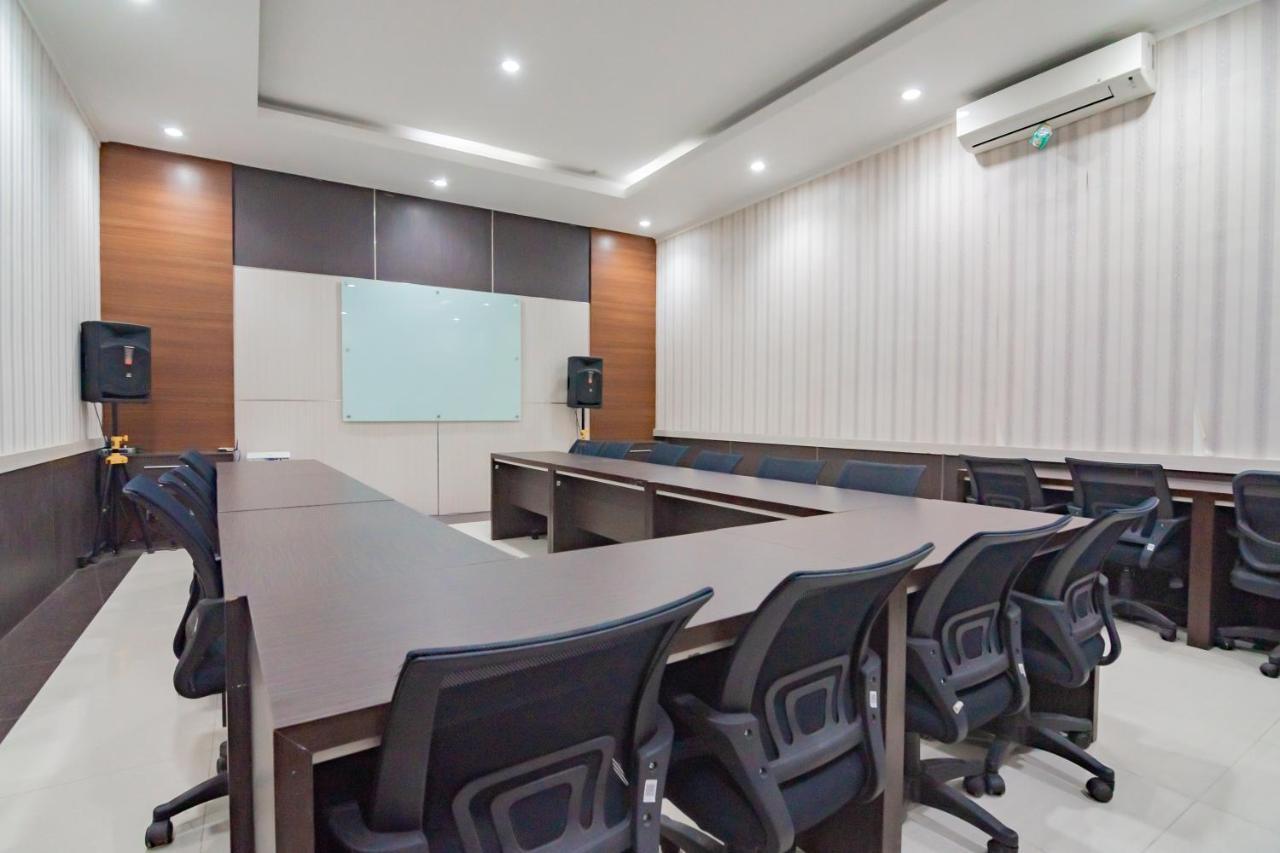 RedDoorz Plus @ Point Phila Cihampelas Bandung Exterior foto