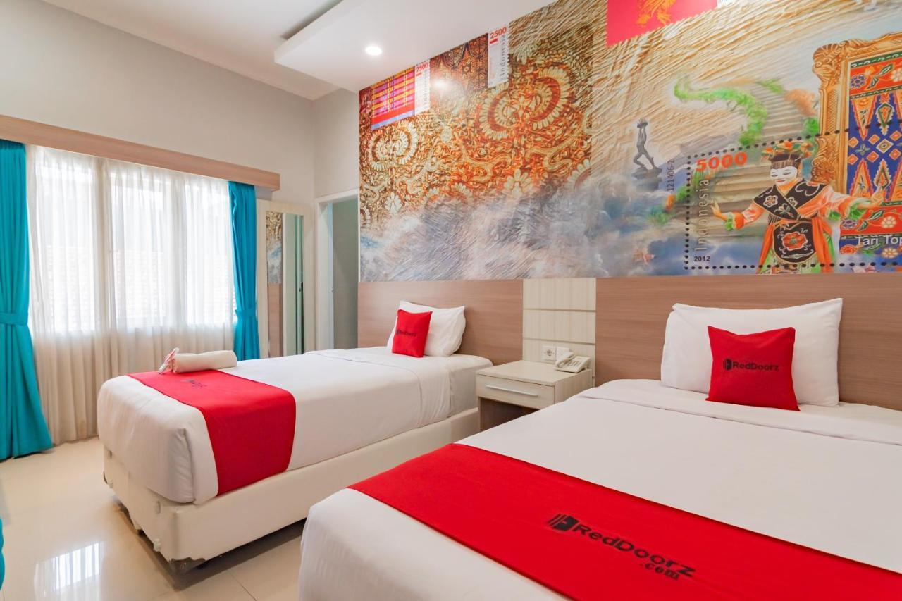 RedDoorz Plus @ Point Phila Cihampelas Bandung Exterior foto