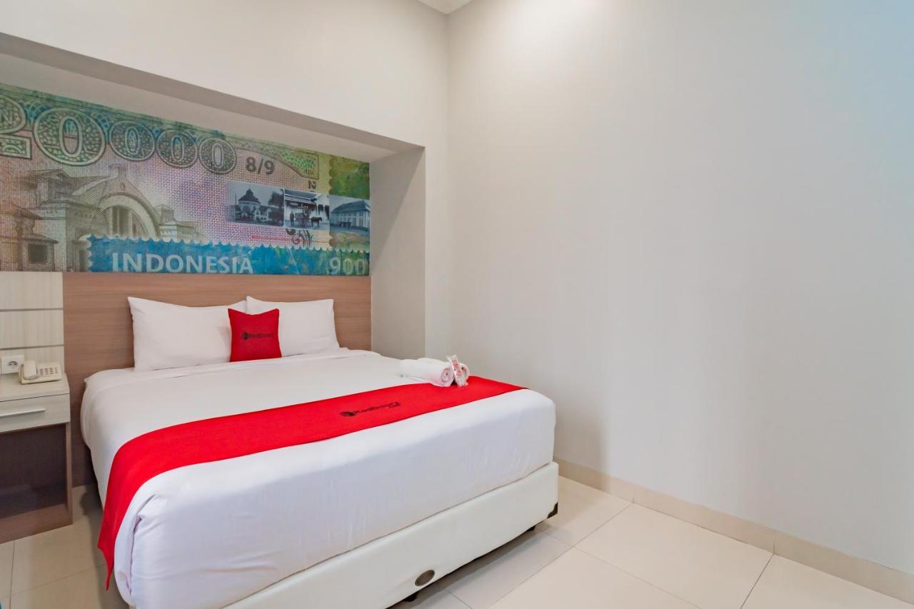 RedDoorz Plus @ Point Phila Cihampelas Bandung Exterior foto