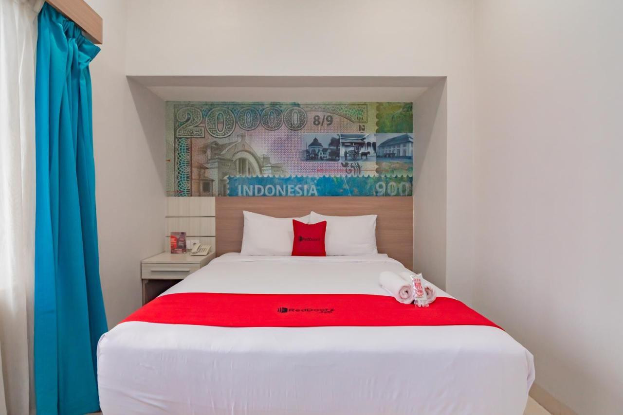RedDoorz Plus @ Point Phila Cihampelas Bandung Exterior foto