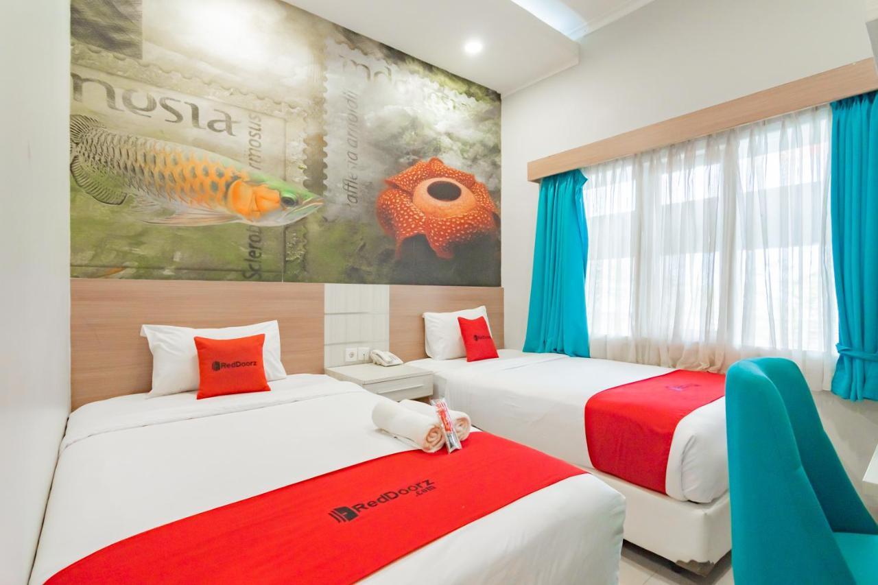 RedDoorz Plus @ Point Phila Cihampelas Bandung Exterior foto