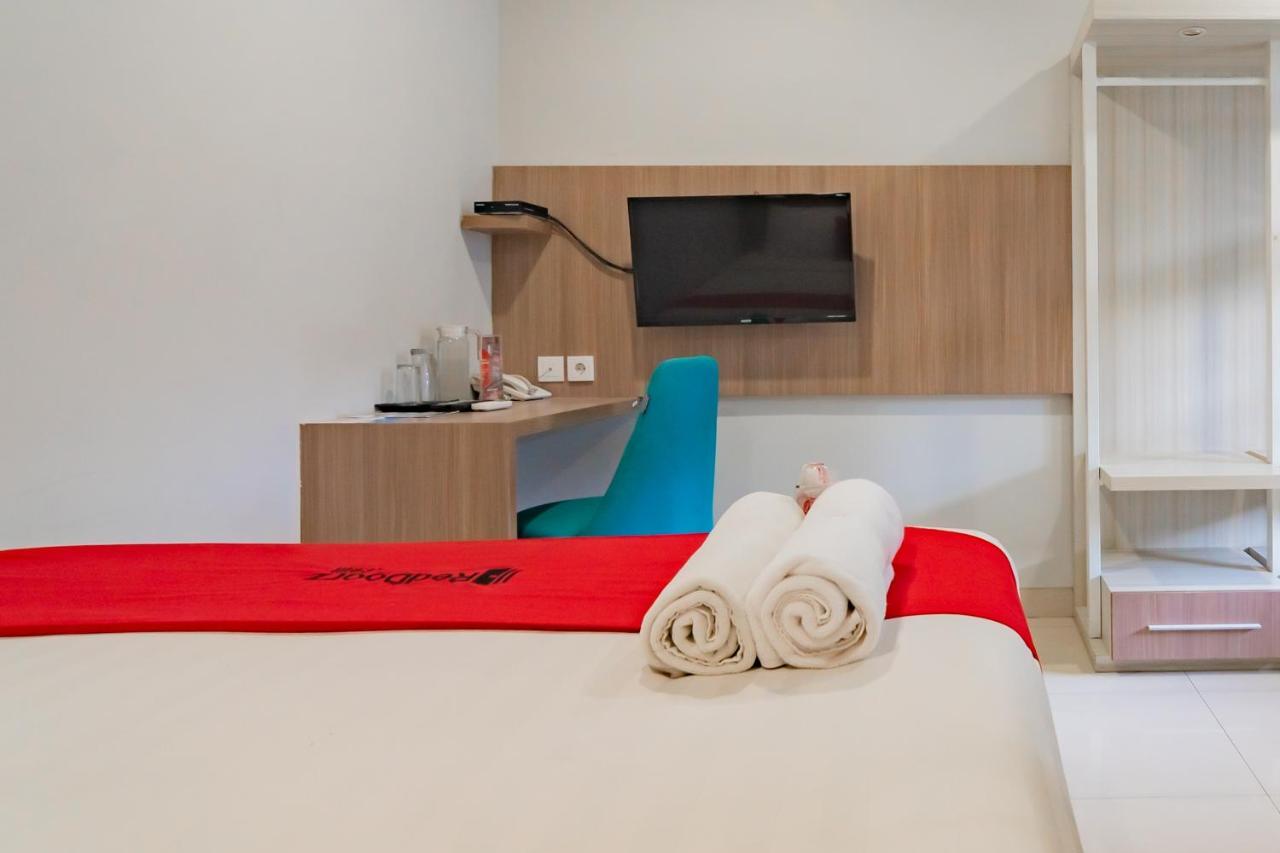 RedDoorz Plus @ Point Phila Cihampelas Bandung Exterior foto