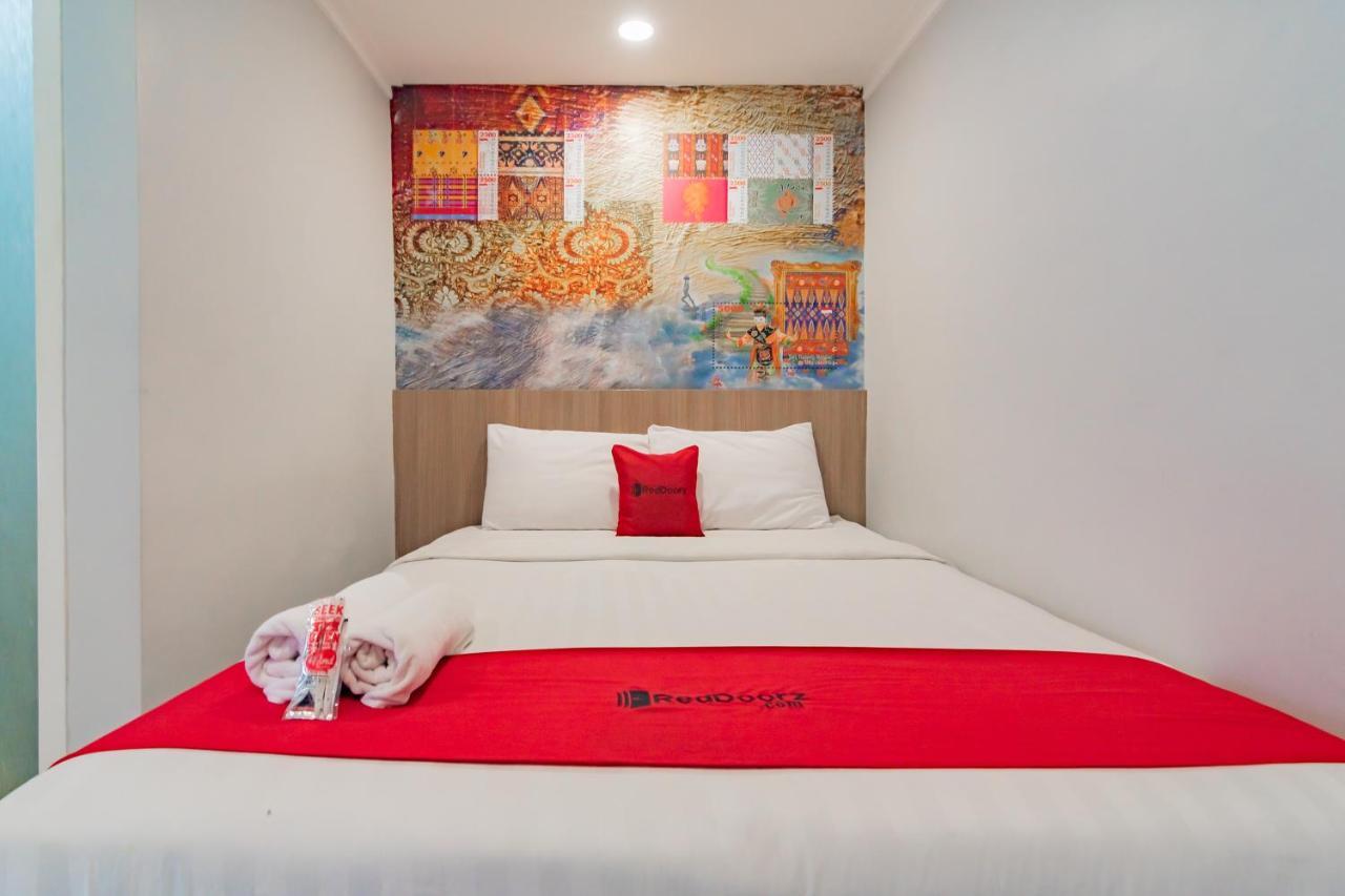 RedDoorz Plus @ Point Phila Cihampelas Bandung Exterior foto