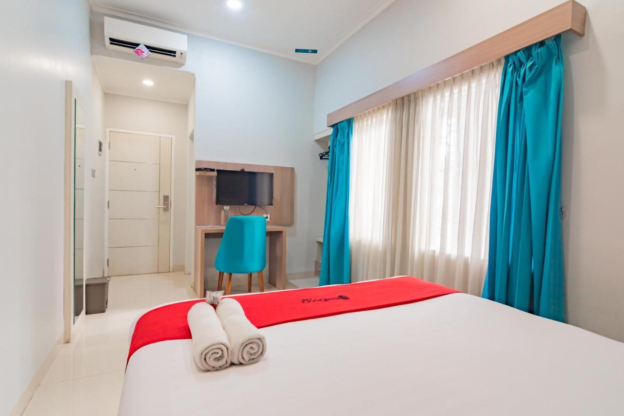 RedDoorz Plus @ Point Phila Cihampelas Bandung Exterior foto