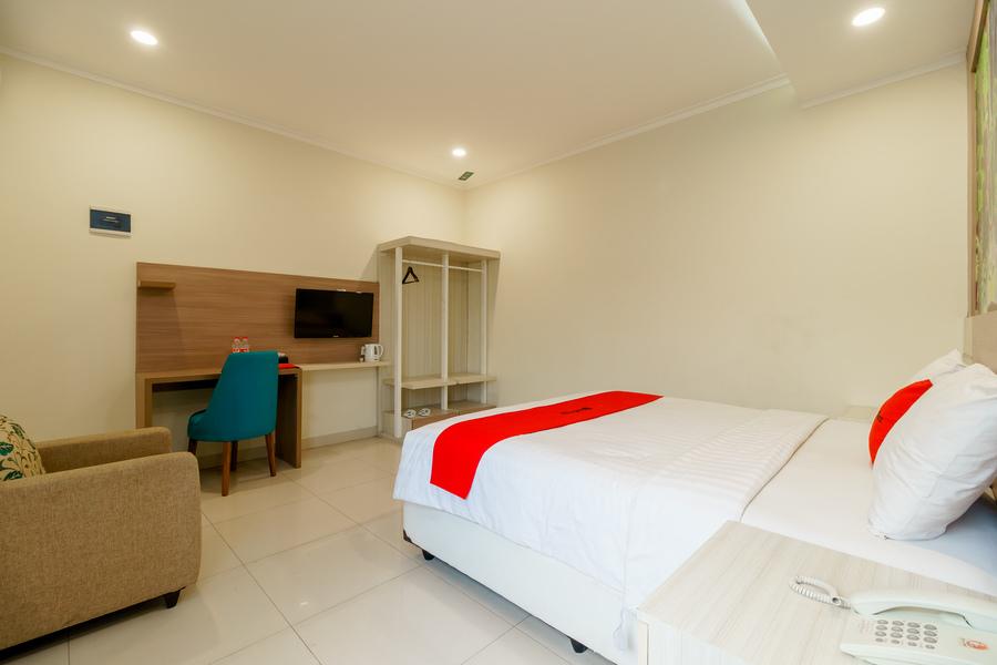RedDoorz Plus @ Point Phila Cihampelas Bandung Exterior foto