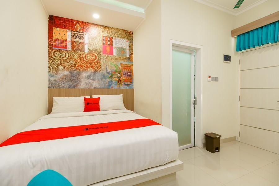 RedDoorz Plus @ Point Phila Cihampelas Bandung Exterior foto