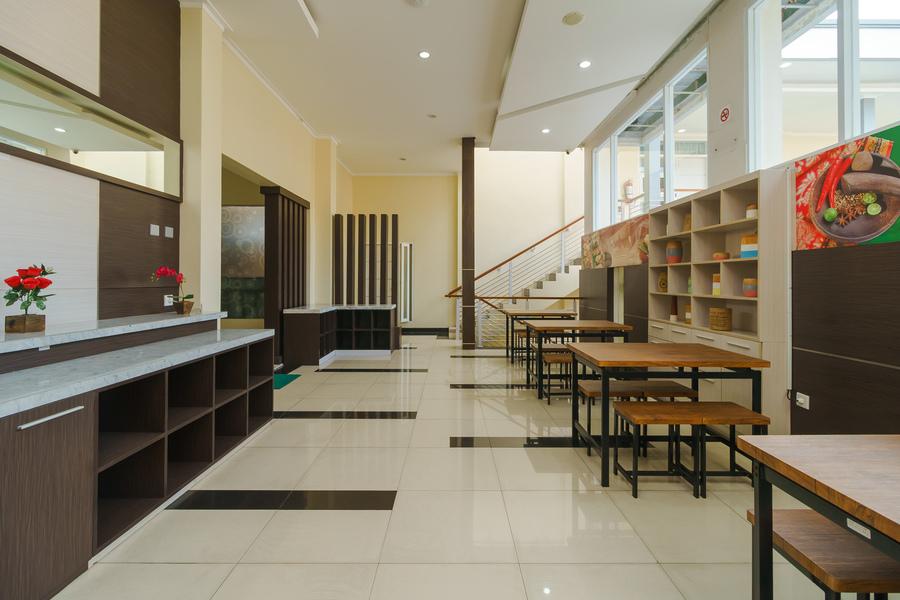 RedDoorz Plus @ Point Phila Cihampelas Bandung Exterior foto