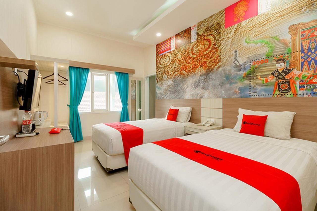 RedDoorz Plus @ Point Phila Cihampelas Bandung Exterior foto